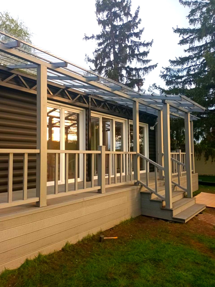 Навес-пристрой к дому из монолитного поликарбоната Закрытый навес с односкатной крышей из поликарбоната